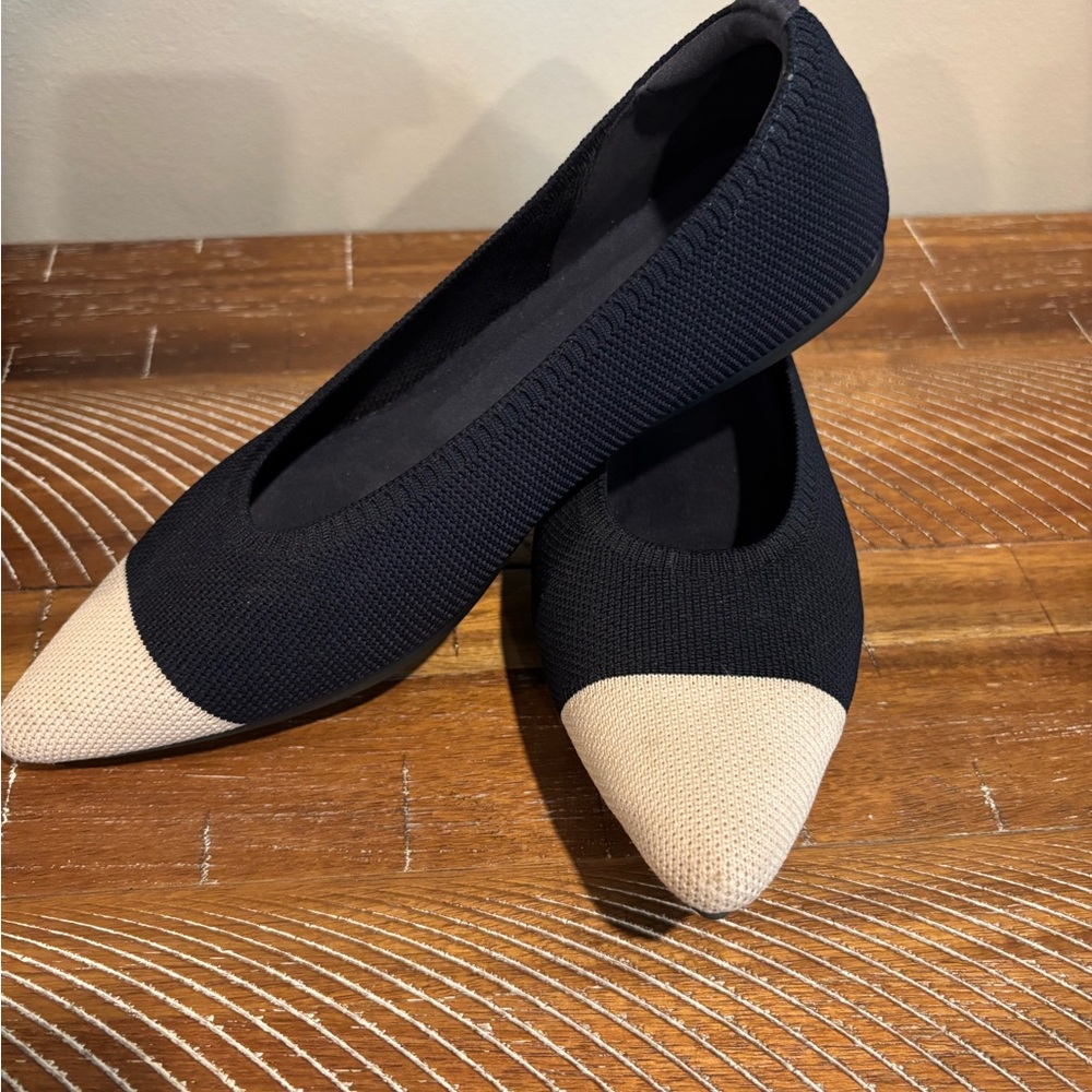 Pointed Toe Knit Flats in Navy and Cream